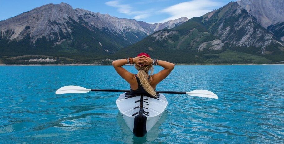 Kayak femme sur kayak vue montagne